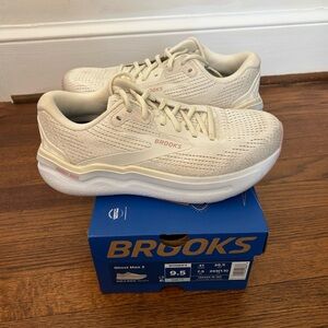 W BROOKS GHOST MAX Size 9.5D